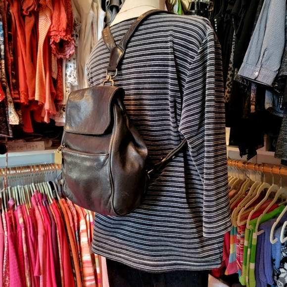 DKNY ♡ Sweet Vintage Genuine SOFT Black Leather Swivel Convertable Backpack Bag - Picture 3 of 17